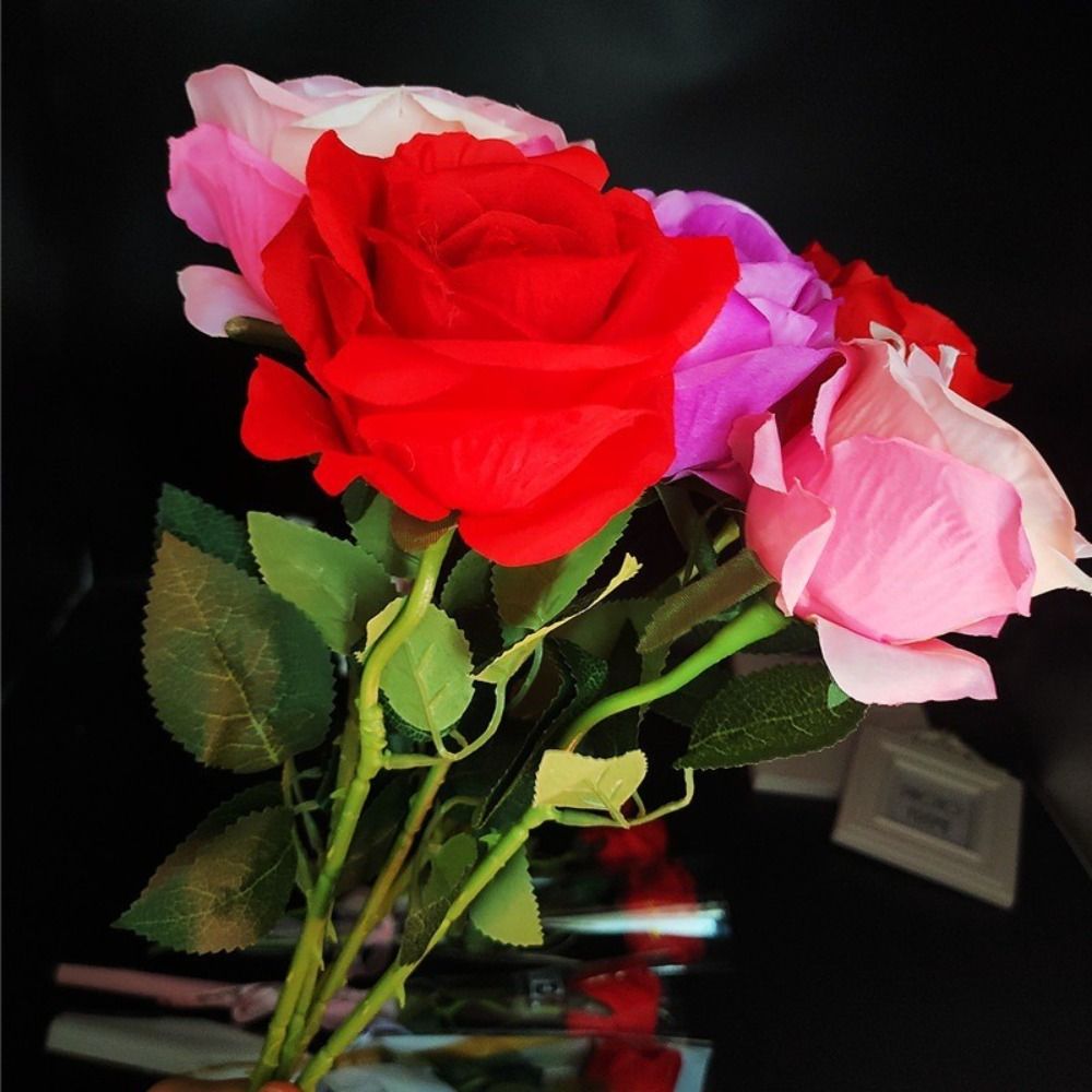 光る人工バラの花 LED ライトカラフルな模擬バラの花束写真 - Photography Lighting Simulator Free のレビューと価格
